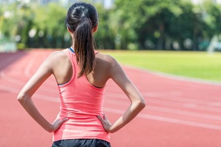 女人在運動場上